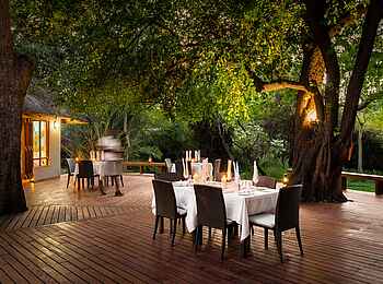 Thamo Telele Camp: Essen auf der Terrasse Thamo Telele Camp: Essen auf der Terrasse