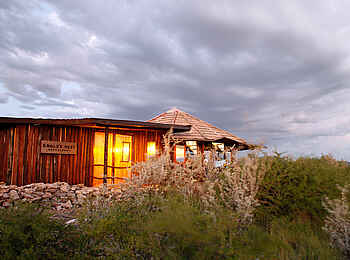 Vingerklip Lodge: Das beleuchtete Eagle's Nest Restaurant unter wolkenverhangenem Himmel