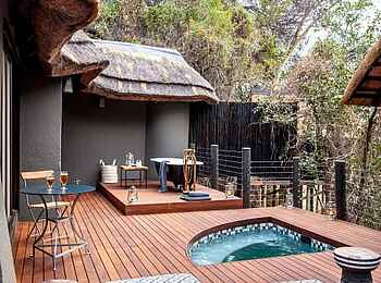 Jock Safari Lodge – Main Lodge: Liegen und Plunge-Pool im Freien