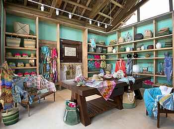 Time + Tide Miavana: Souvenirshop