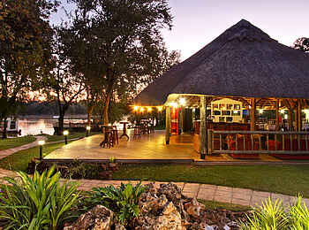 A'Zambezi River Lodge: Bar im Garten A'Zambezi River Lodge: Bar im Garten