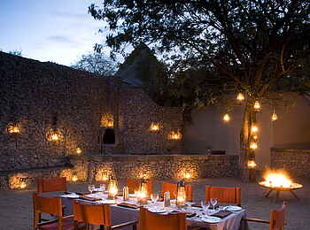 &Beyond Ngala Safari Lodge: Warmer Laternenschein