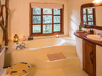Basecamp Mara Houses: Das Badezimmer im Acacia House Basecamp Mara Houses: Das Badezimmer im Acacia House