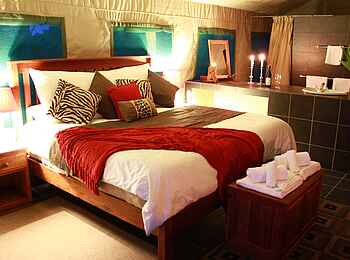 Bomani Tented Lodge: Doppelbett der Spurwing Honeymoon Suite