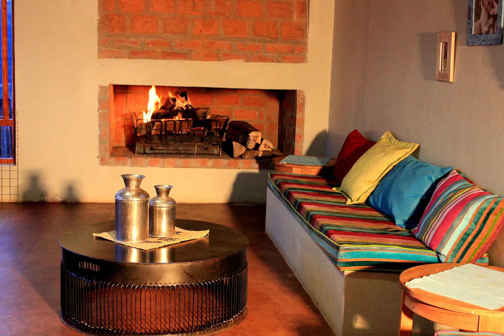 Bwindi Impenetrable Forest, Chameleon Hills Lodge, Gorilla tracking, Lake Mutanda, Innenansicht, Kamin, Lounge, Afrikarma, Afrikarma Safaris, Afrikarma Safaris - Wildnis. Hautnah., Afrikarma.de