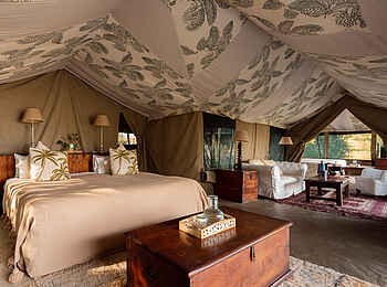 Hemingways River Camp Mara: Family Tent Blick ins Zelt