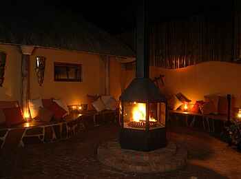Lianshulu Lodge: Kamin Lianshulu Lodge: Kamin