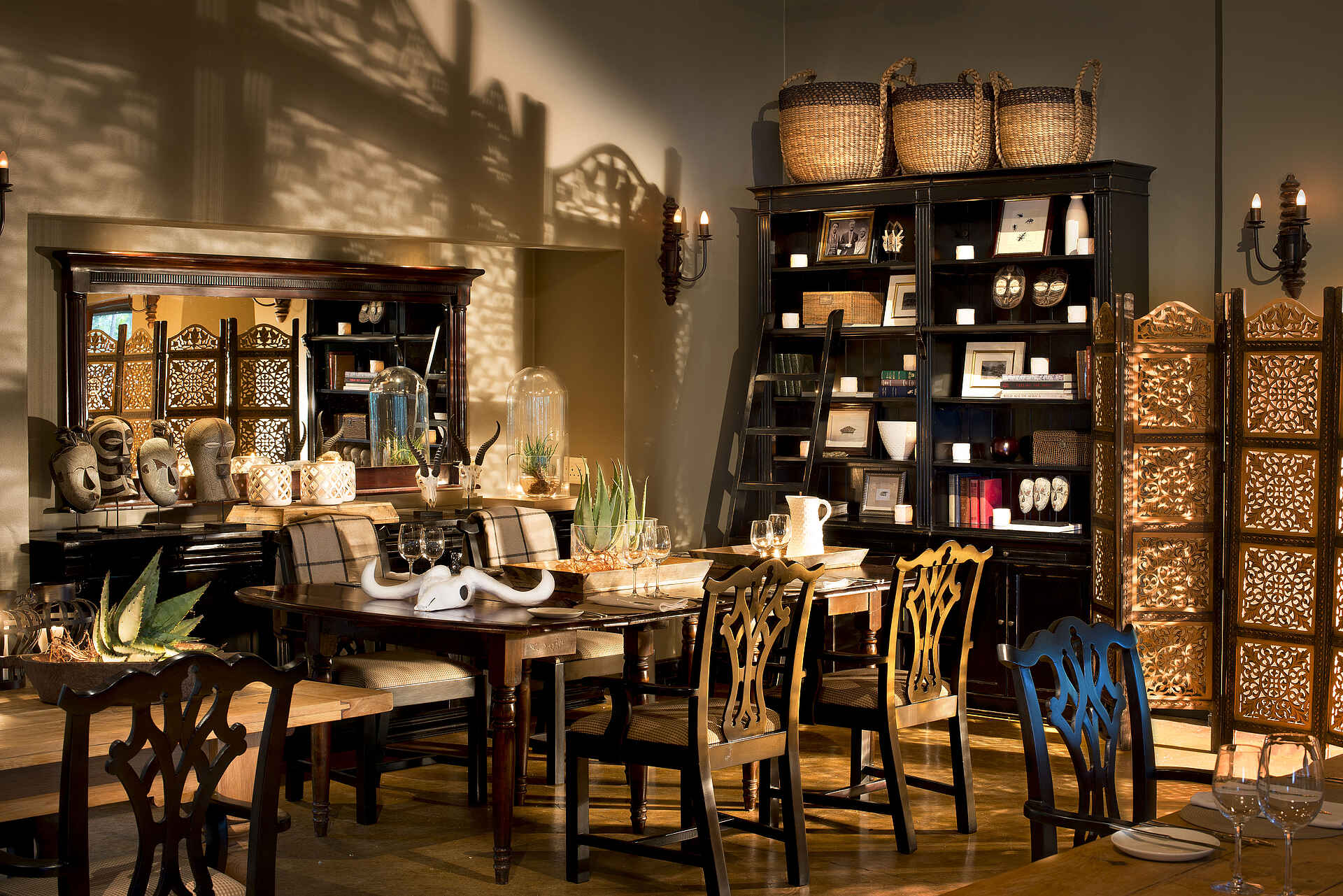 Fluss, Fluss Sabie, Krüger-Nationalpark, Lion Sands, Lion Sands Tinga Lodge, Lodge, More, Sabi Sands, Tinga Lodge, Einrichtung, Esstisch, Möbel, Speisesaal, Tisch, Afrikarma, Afrikarma Safaris, Afrikarma Safaris - Wildnis. Hautnah., Afrikarma.de