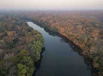 Lolelunga Private Reserve Lodge: Lage am Fluss