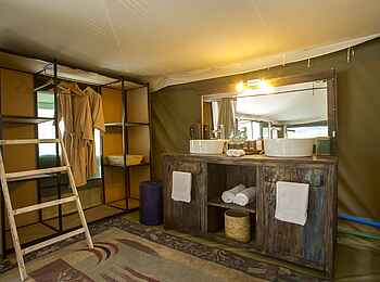 Naona Moru Camp: Waschbecken und Badschrank