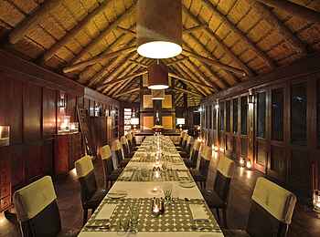Nxabega Okavango Tented Camp: Große Tafel im Hauptzelt