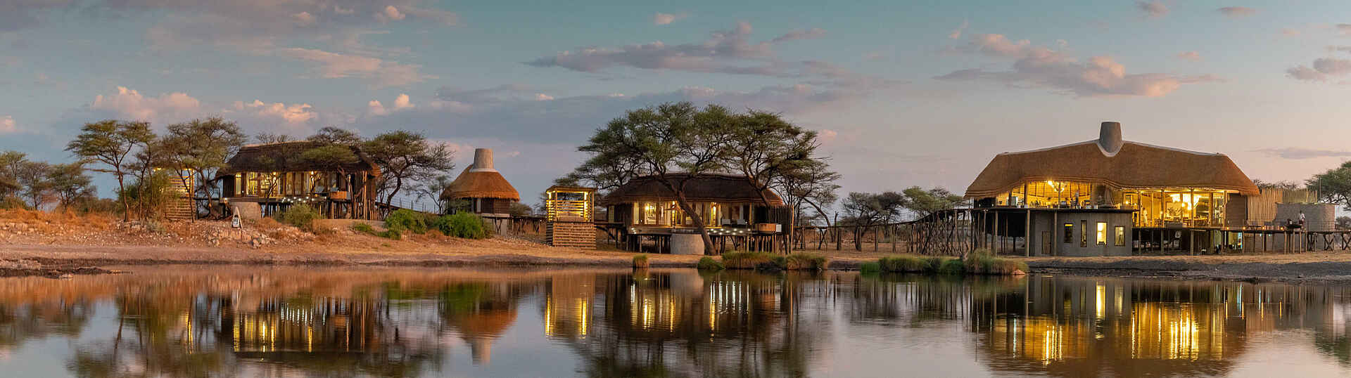 Onguma Camp Kala: Blick vom Wasserloch aufs Camp