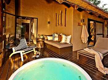 Sabi Sabi Little Bush Camp: Veranda mit privatem Whirlpool