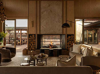 Singita Milele: Lounge mit offenem Kamin