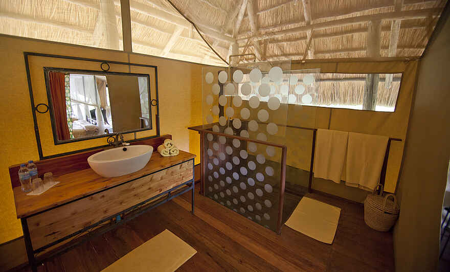 Tarangire River Camp: Bad mit begehbarer Dusche Tarangire River Camp: Bad mit begehbarer Dusche
