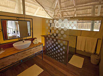 Tarangire River Camp: Bad mit begehbarer Dusche Tarangire River Camp: Bad mit begehbarer Dusche