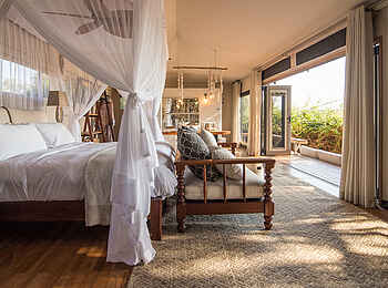 Chikwenya Camp: Blick durch das langgestreckte Zelt