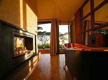 Craters Edge Lodge: Badewanne und Kamin