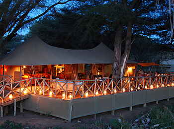 Elephant Bedroom Camp: Hauptzelt bei Nacht