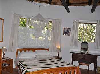 Frog and Fern Cottages: Msasa Cottage - Doppelbett mit Moskitonetz Frog and Fern Cottages: Msasa Cottage - Doppelbett mit Moskitonetz
