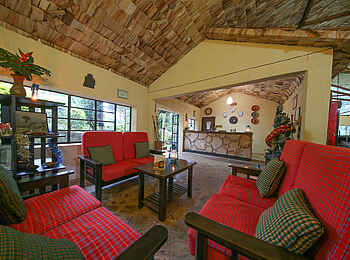 Mahogany Springs Safari Lodge: Sitzgruppe beim Empfang