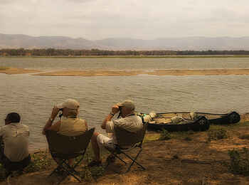 Kanga Expeditions: Pause am Sambesi-Strand