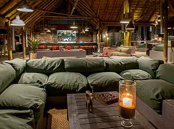 Simbavati River Lodge: Sofaecke in der Lounge