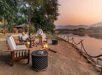 Time + Tide Chongwe Suites: Lagerfeuer am Fluss bei Albida