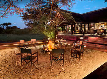 andBeyond Phinda Vlei Lodge: Feuerstelle vor der Lodge