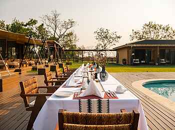 Entikko Safari Lodge: Dinner am Pool Entikko Safari Lodge: Dinner am Pool