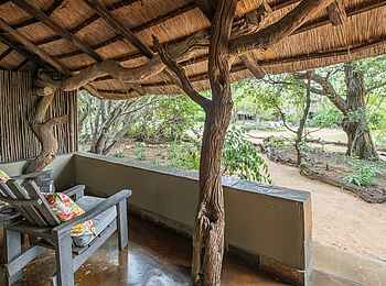 Kambaku Safari Lodge Südafrika: Die Terrasse des Twin Chalets Kambaku Safari Lodge Südafrika: Die Terrasse des Twin Chalets
