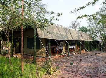 Kirawira Serena Camp: Speisezelt von außen