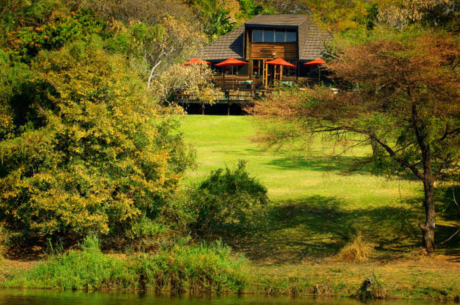 Kubu Lodge: Hauptgebäude vom Fluss gesehen Kubu Lodge: Hauptgebäude vom Fluss gesehen