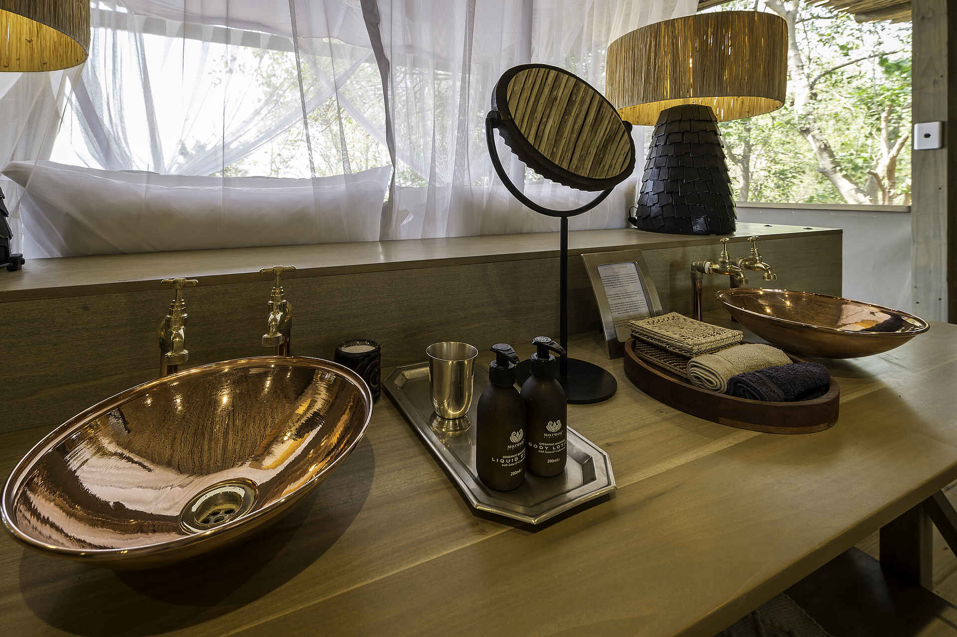 Little Ruckomechi Camp: Doppelwaschbecken Little Ruckomechi Camp, Mana Pools National Park, Sambesi, Wilderness Safaris, Gästebad, Waschbecken, Afrikarma, Afrikarma Safaris, Afrikarma Safaris - Wildnis. Hautnah., Afrikarma.de