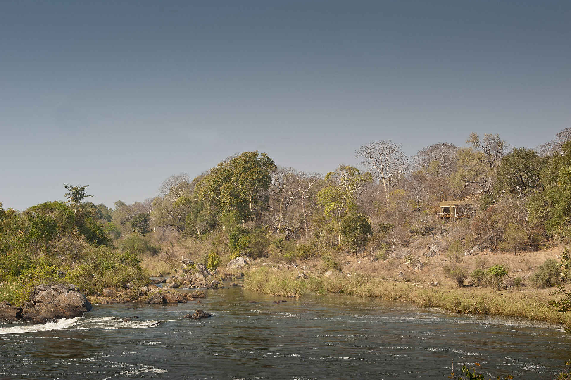 Mkulumadzi Lodge: Lodge am Flussufer