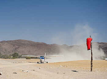 Okahirongo Elephant Lodge: Ankunft am Airstrip