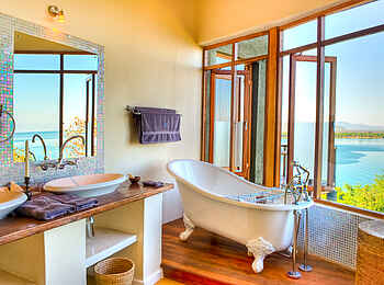 Pumulani Lodge: Gästebad mit Blick