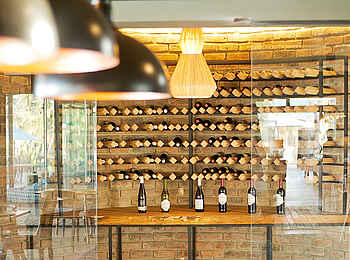 Thorntree River Lodge: Weinregal Thorntree River Lodge: Weinregal