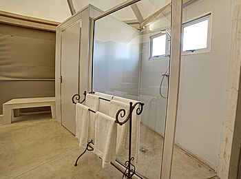 Desert Hills Glamping: Dusche im Innenraum Desert Hills Glamping: Dusche im Innenraum