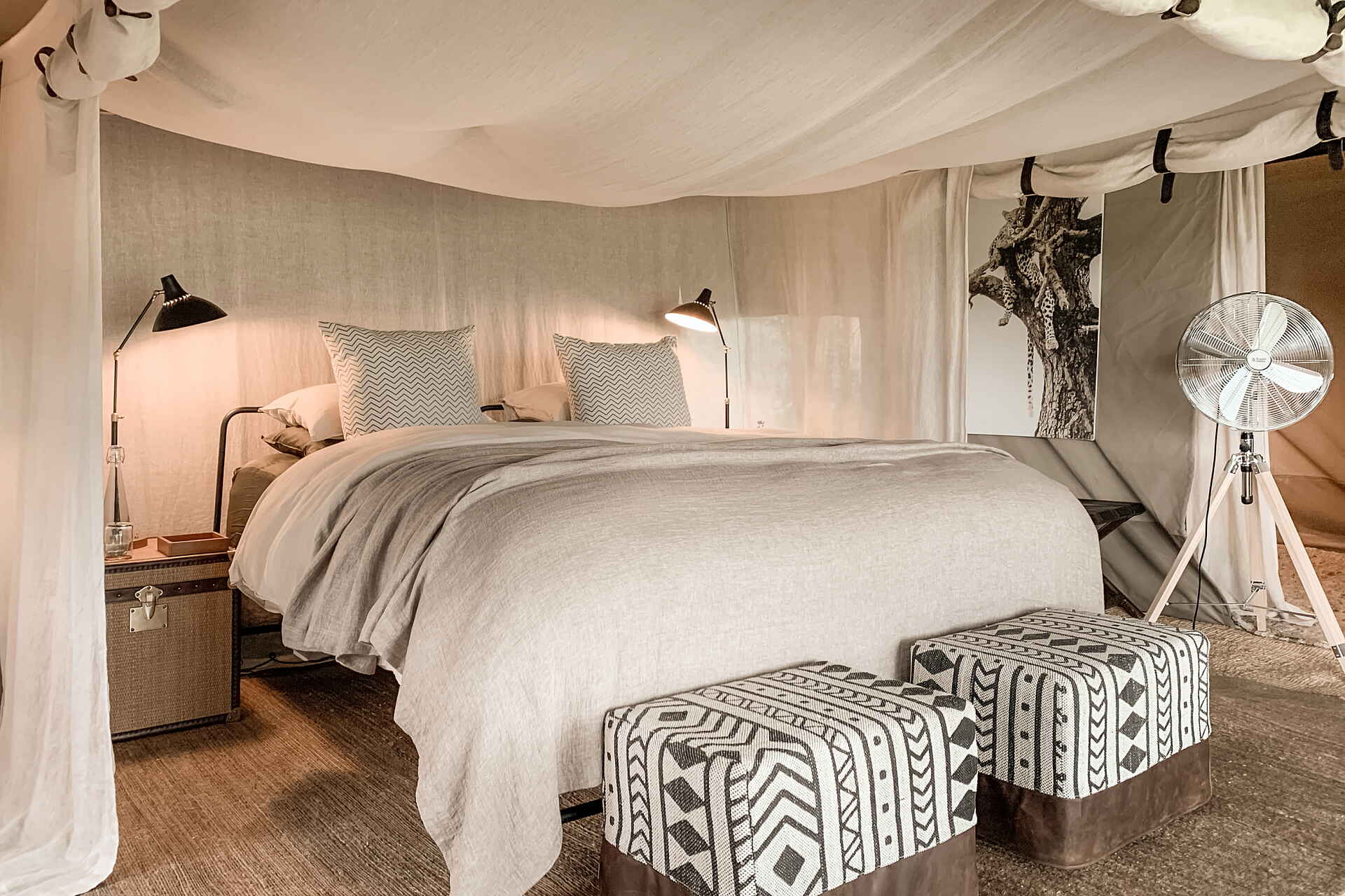 Friedkin Conservation Fund, Legendary Mila Tented Camp, Mwiba Wildlife Reserve, Doppelbett, Gästezelt, Ventilator, Afrikarma, Afrikarma Safaris, Afrikarma Safaris - Wildnis. Hautnah., Afrikarma.de