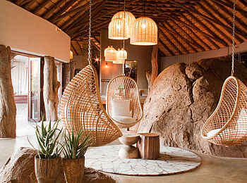 Madikwe Hills Private Game Lodge: Fels in der Lounge