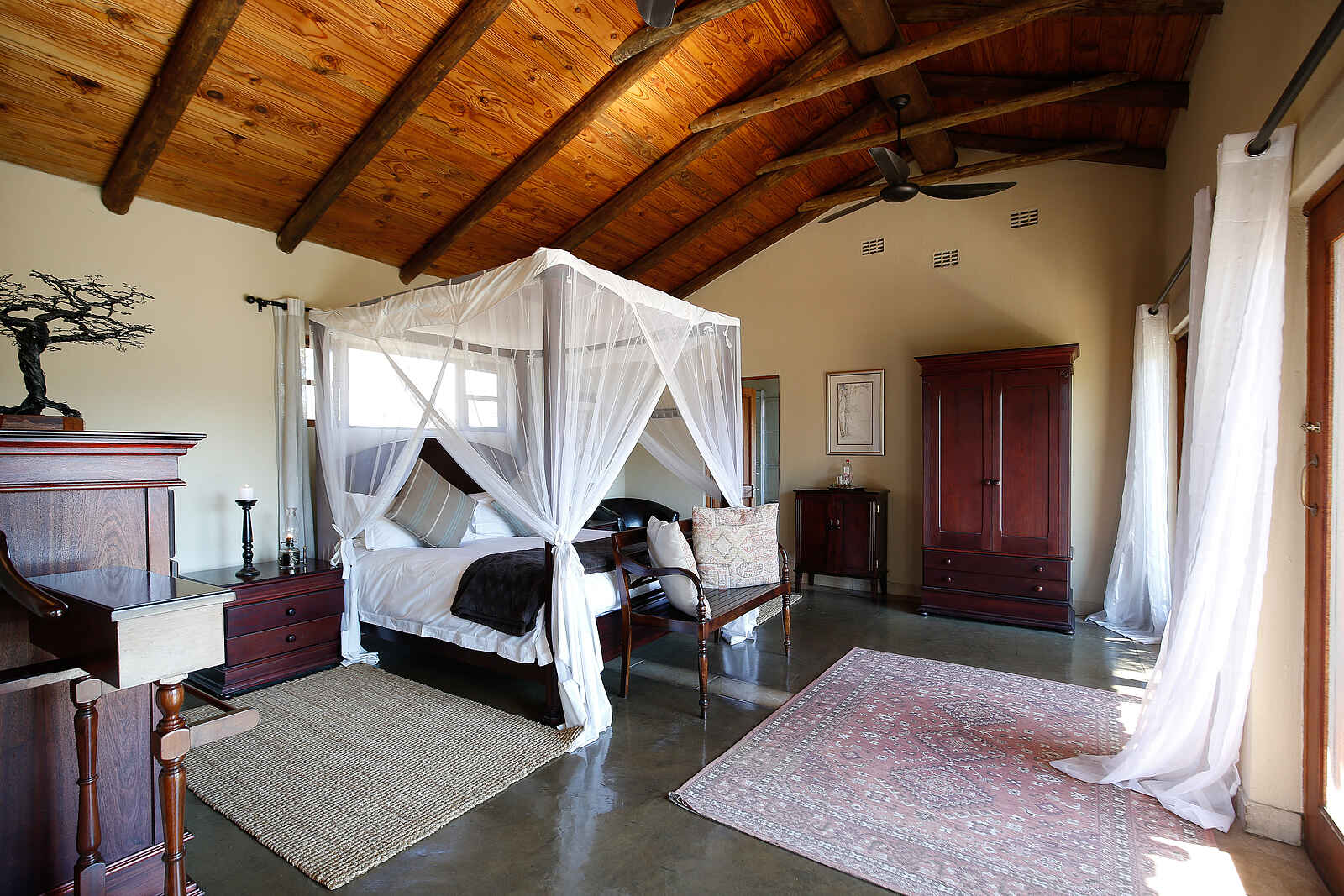 Notten's Bush Camp: Blick in ein Schlafzimmer einer Suite Notten's Bush Camp: Blick in ein Schlafzimmer einer Suite