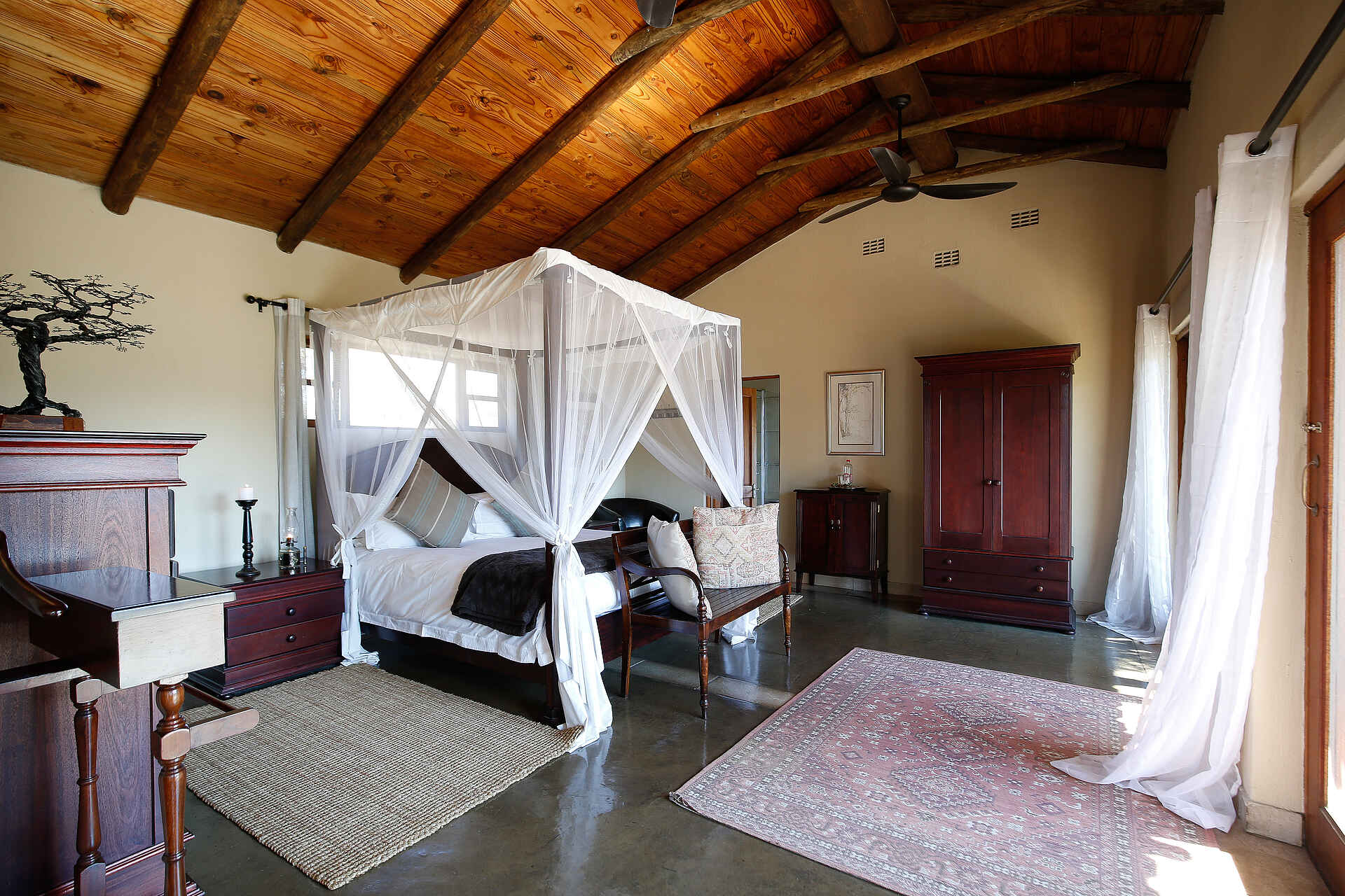 Notten's Bush Camp: Blick in ein Schlafzimmer einer Suite Krüger Nationalpark, Nottens, Nottens Bush Camp, Sabi Sands, Gästeunterkünfte, Afrikarma, Afrikarma Safaris, Afrikarma Safaris - Wildnis. Hautnah., Afrikarma.de