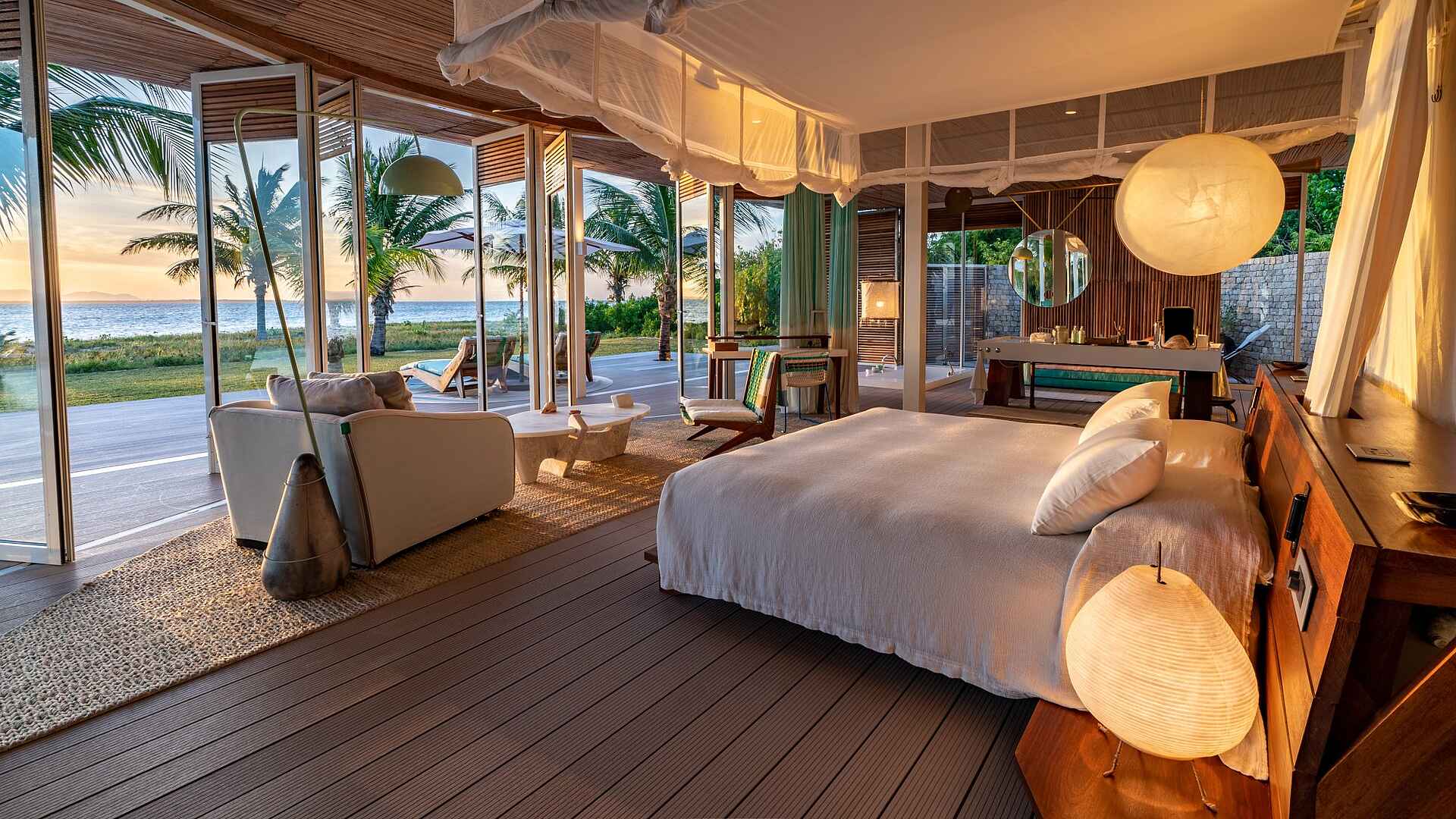 Madagaskar, Nosy Ankao, Time + Tide Miavana, Doppelbett, Gästevilla, Private Lounge, Schlafzimmer, Terrasse, Waschtisch, Afrikarma, Afrikarma Safaris, Afrikarma Safaris. Wildnis. Hautnah., Afrikarma.de