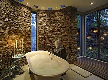 &Beyond Phinda Zuka Lodge: Badezimmer mit Badewanne &Beyond Phinda Zuka Lodge: Badezimmer mit Badewanne