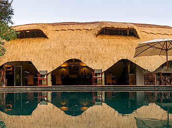 Bayete Guest Lodge: Swimmingpool und Gemeinschaftshaus