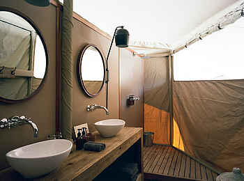 Hoanib Valley Camp: Doppelwaschtisch und Dusche Hoanib Valley Camp: Doppelwaschtisch und Dusche