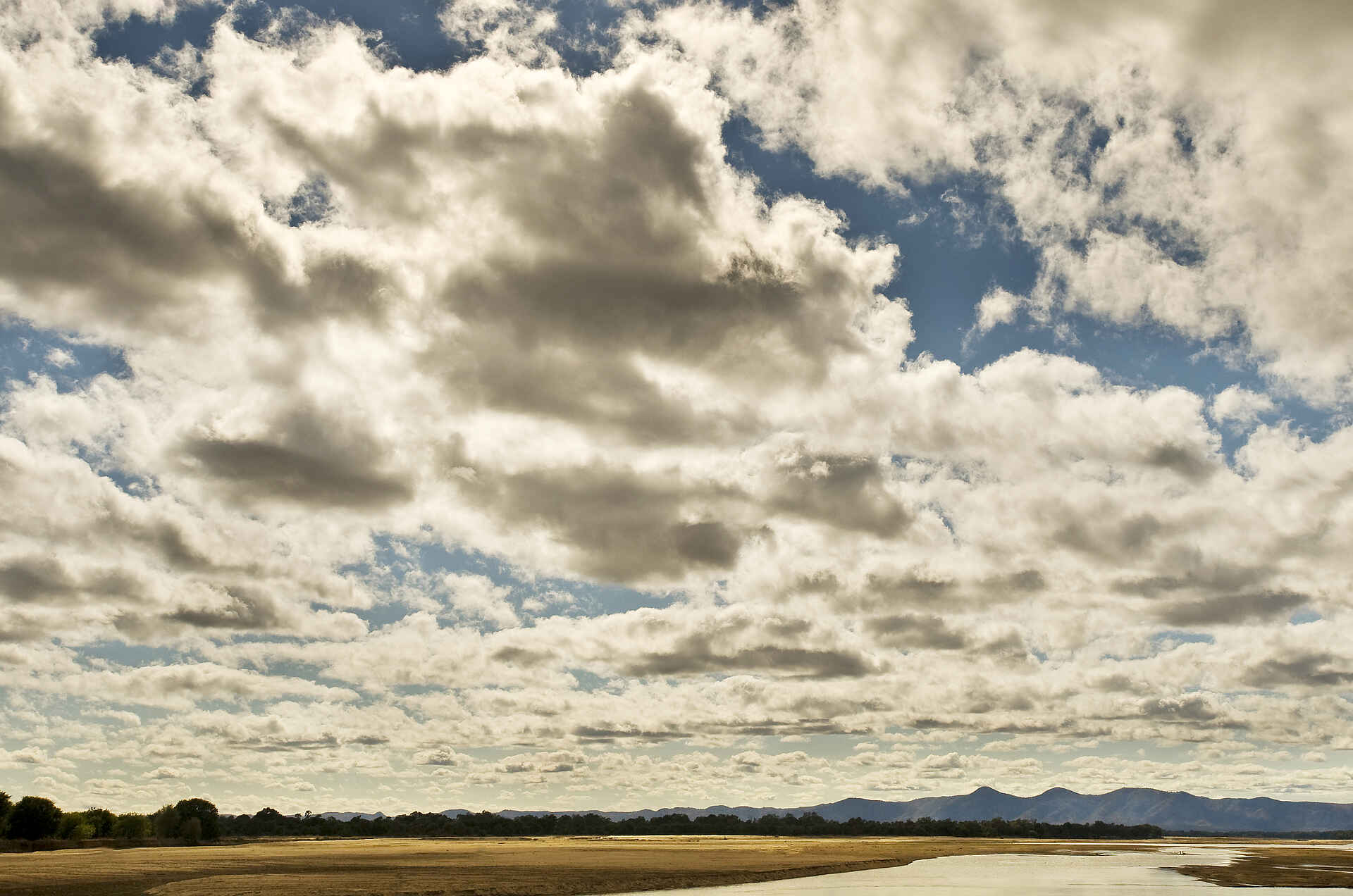 Island Bush Camp, Kafunta, Chindeni Mountains, Flussufer, Luangwa River, South Luangwa National Park, Ron und Anke Cowan, Abgeschiedenheit, afrikarma, afrikarma.de, Kafunta River Lodge, Komfort, Natur, Sambia, South Luangwa, South Luangwa Valley, Walking Safari, Wildnis, Afrikarma Safaris, Cowan