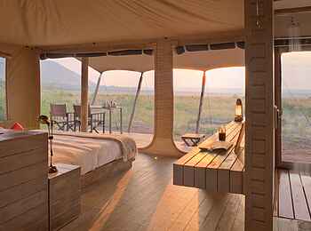 Kichwa Tembo Tented Camp: Superior-Schlafzimmer und Dusche Kichwa Tembo Tented Camp: Superior-Schlafzimmer und Dusche