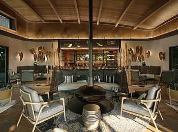 Mashatu Euphorbia Villas: Lounge mit Deck